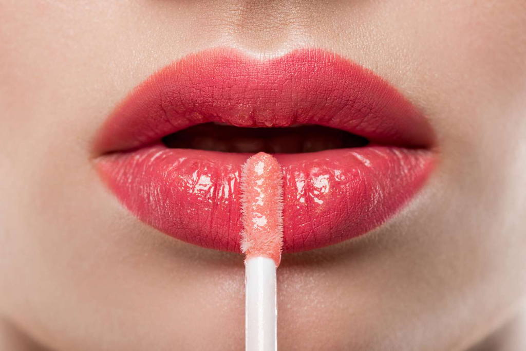 moisturizing lip plumping gloss for a naturally plump effect